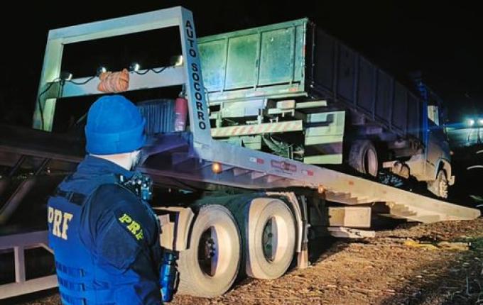 Motorista é flagrado dirigindo caminhão à noite com lanterna de celular
