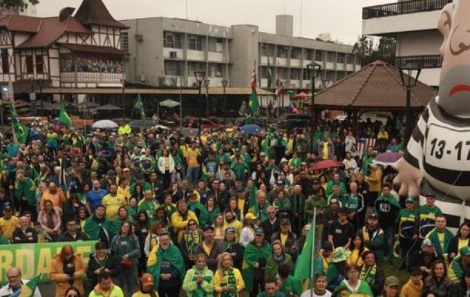 Cidades de SC têm protestos pró-Bolsonaro com pedidos de anistia e críticas ao STF