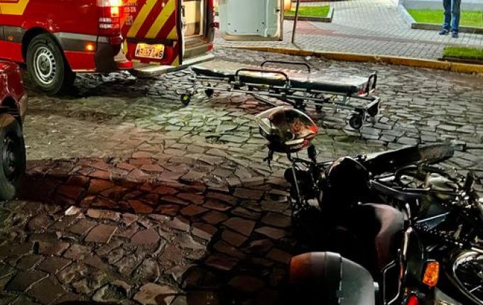 Motociclista sofre fratura exposta em acidente na Avenida Willy Barth