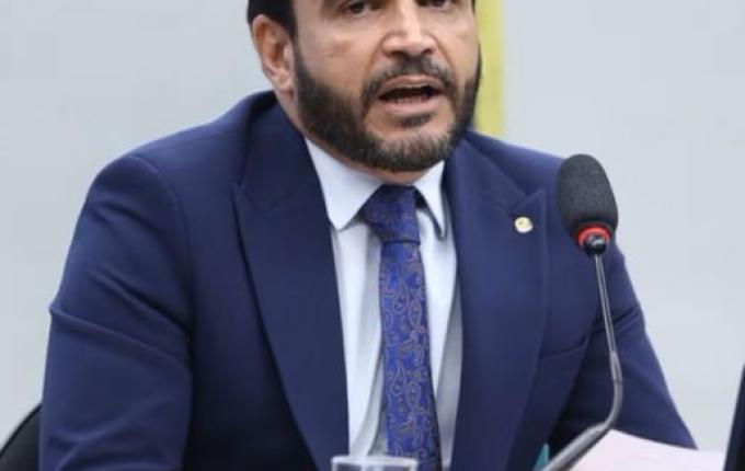 Relator vota por arquivamento de processo que pode cassar Eduardo Bolsonaro