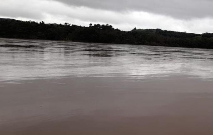 Travessia de balsa e lancha no Rio Uruguai está suspensa em Mondaí