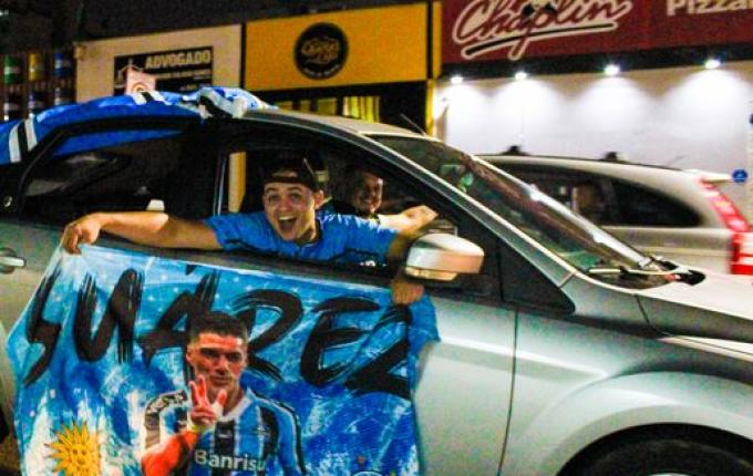 Torcedores comemoram hexa do Grêmio no Gauchão em São Miguel do Oeste