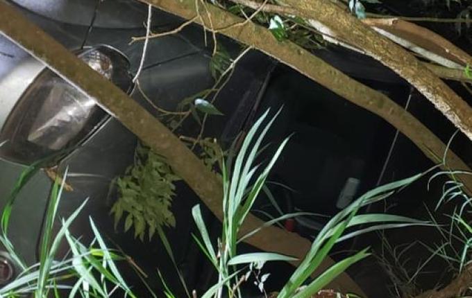 Motorista sai ileso após tombar carro em córrego