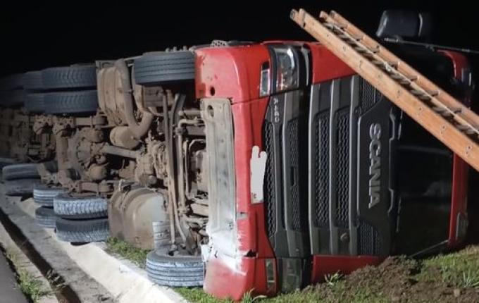 Caminhão tomba após sair da pista e deixa motorista ferido em Cunha Porã