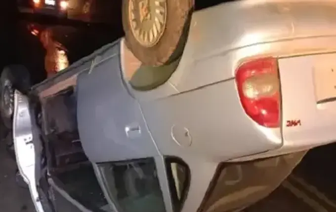 Jovem furta carro de vizinho, capota e é preso após acidente em SC