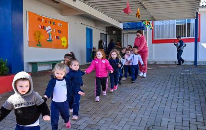 Escolas passam por simulação com bombeiros de evacuação emergencial