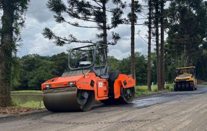 Trecho da Linha São Roque recebe pavimentação asfáltica em Guaraciaba