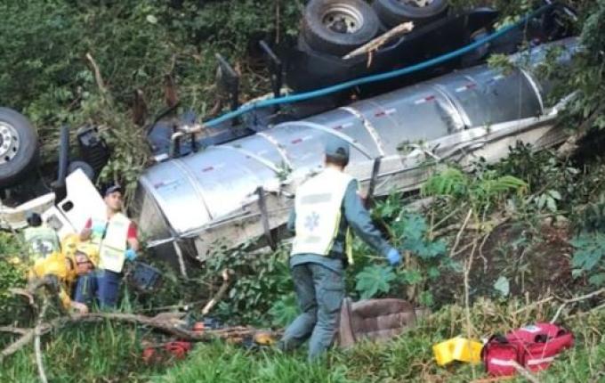 Saída de pista de caminhão deixa uma pessoa morta no interior de Guaraciaba