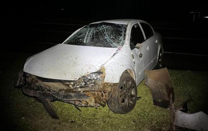Veículo sai da pista e capota às margens da SC 163, em Descanso