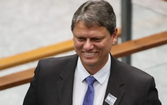 Tarcísio de Freitas é reeleito governador de São Paulo no primeiro turno