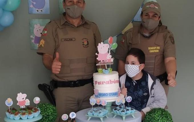 PMs atendem pedido e participam de aniversário de garoto em SMO