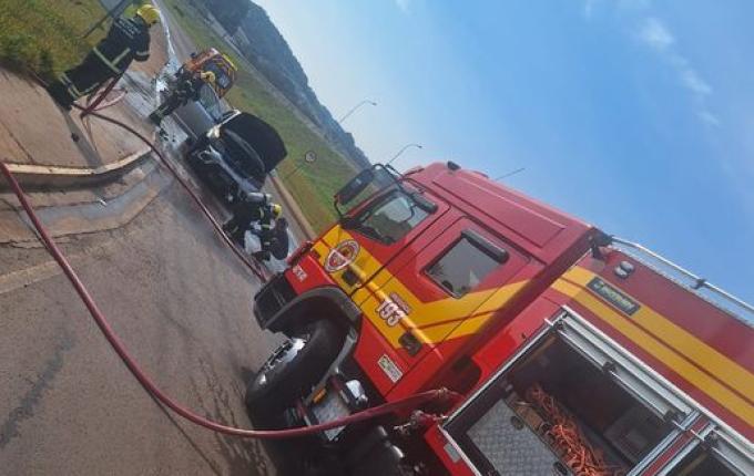 Carro argentino pega fogo na via periférica de São José do Cedro