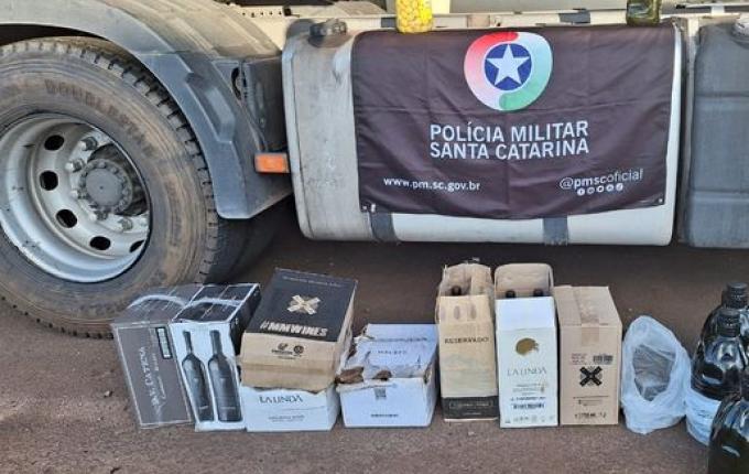 Caminhão com pneus e bebidas ilegais é apreendido na SC-163, em Iporã do Oeste