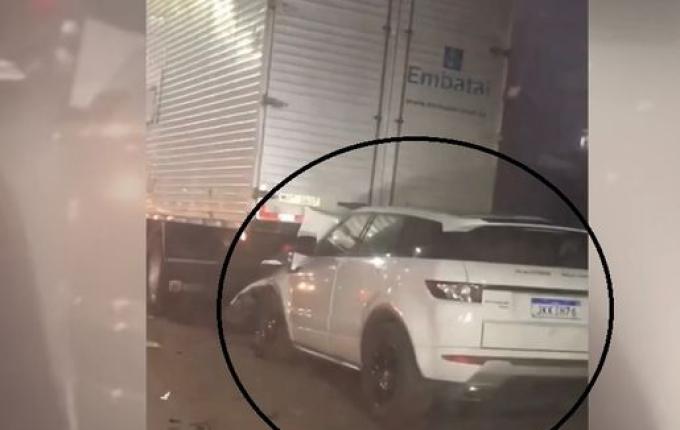 VÍDEO: Condutor colide carro de luxo em traseira de caminhão em SMO