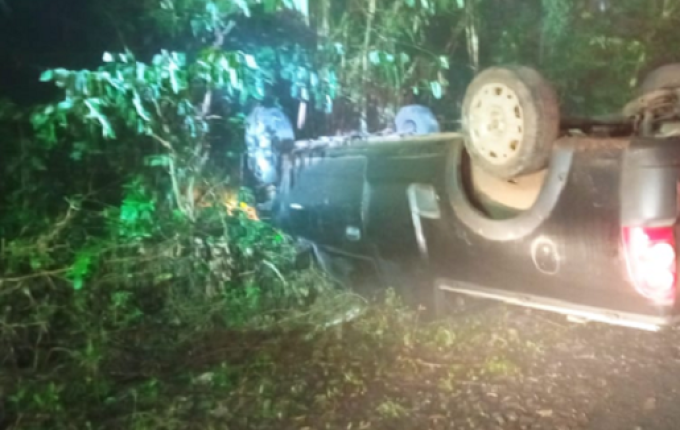 Saída de pista seguida de capotamento é registrada na SC-283 em Palmitos