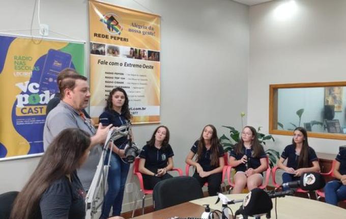 Vereadores Mirins da VIII Legislatura fazem visita à Radio Cedro FM