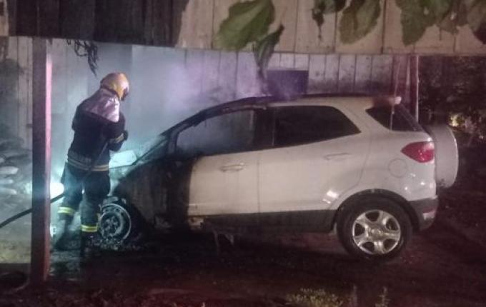 Carro pega fogo durante a madrugada em Princesa