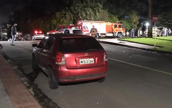 VÍDEO: Casal fica preso às ferragens após colisão no centro de SMOeste
