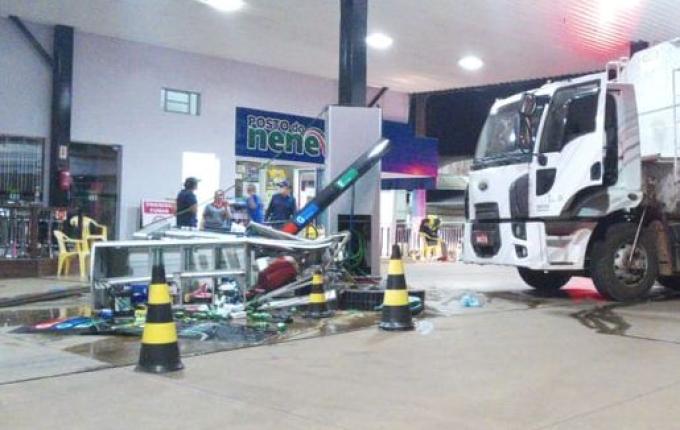 Caminhão colide contra bomba de abastecimento em posto de combustível de Iporã do Oeste