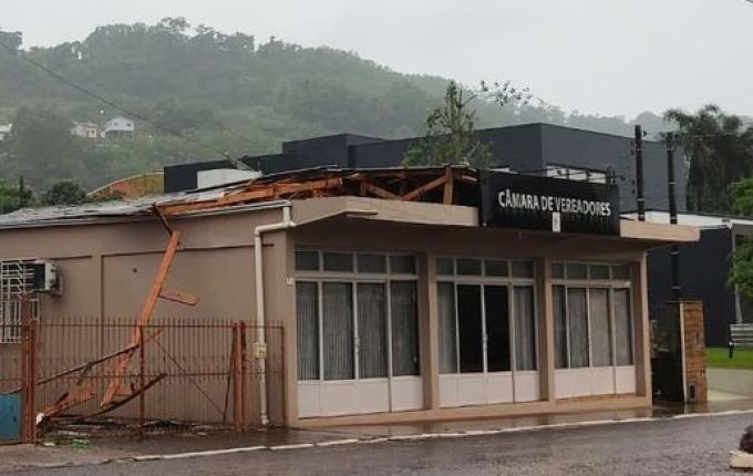 Temporal causa quedas de árvores e vários destelhamentos na região