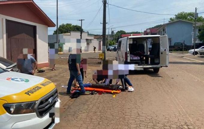 Motociclista fica gravemente ferido ao fugir da polícia e colidir em ônibus escolar