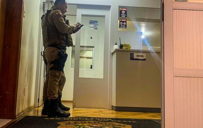 Foragido da justiça tenta usar documento de rapaz já falecido e acaba preso em SMOeste