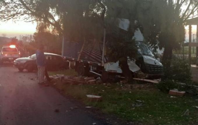 Colisão deixa mulher ferida na SC 163 em Iporã do Oeste