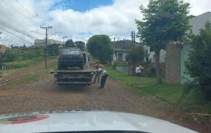 Motorista tira cochilo no meio da rua e carro é levado pela PM