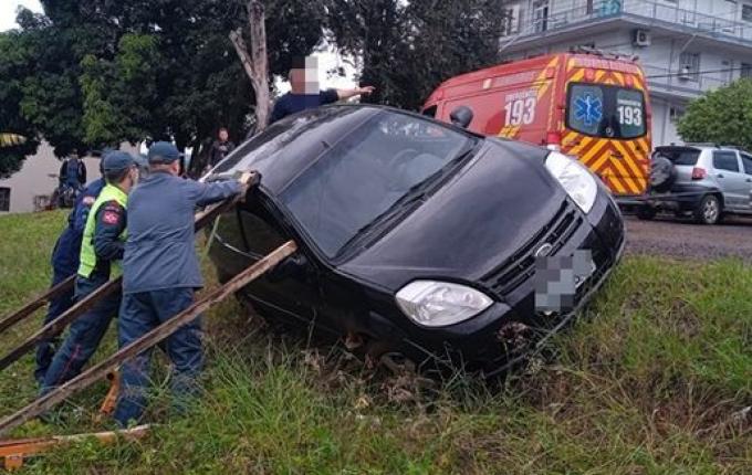 ITAPIRANGA: Condutor erra manobra em estacionamento e mobiliza bombeiros