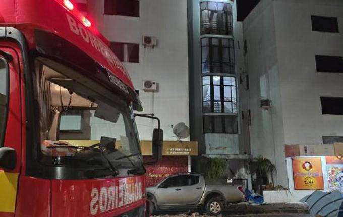 Bombeiros atendem queda de laje de caixa d’água em prédio no centro de Xaxim