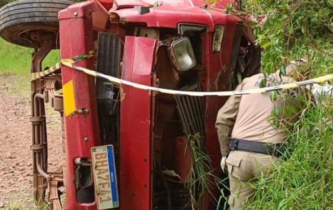 Tombamento no interior deixa motorista morto