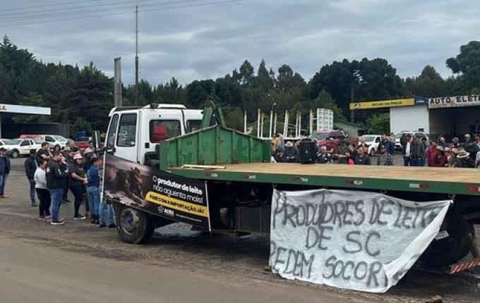 Produtores de leite de SC protestam em rodovia e cobram socorro do governo