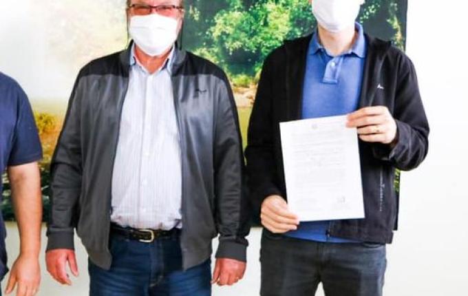 Matrículas de imóveis são entregues oficialmente para empresários de Palma Sola