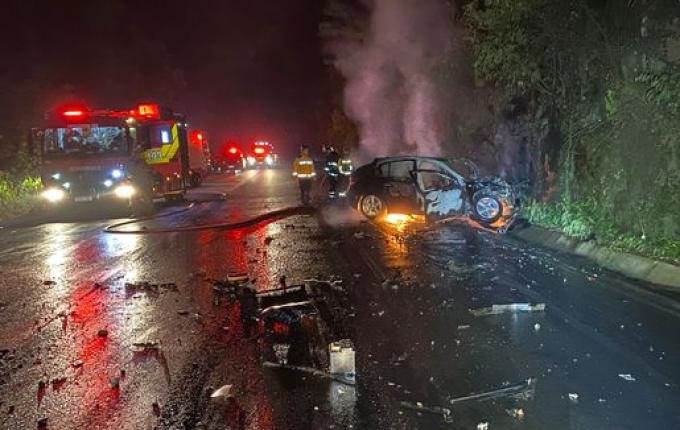 Grave acidente na BR-282 deixa sete feridos e veículo incendiado