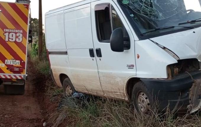 Homem fica ferido ao colidir veículo contra árvore em Pinhalzinho