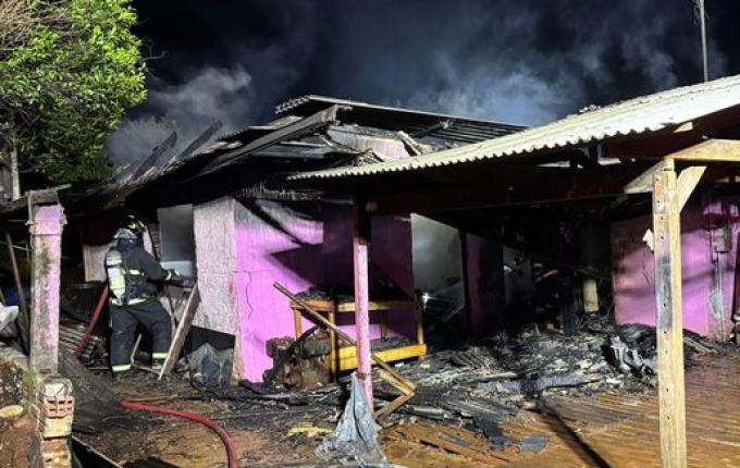 Incêndio destrói mecânica em Descanso e deixa proprietário ferido