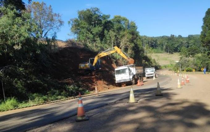 Terra está sendo tirada da pista, Polícia Rodoviária pede cautela aos usuários da SC-305