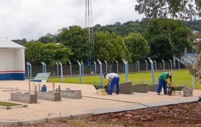 Prefeitura de Guaraciaba finaliza academia no estádio municipal