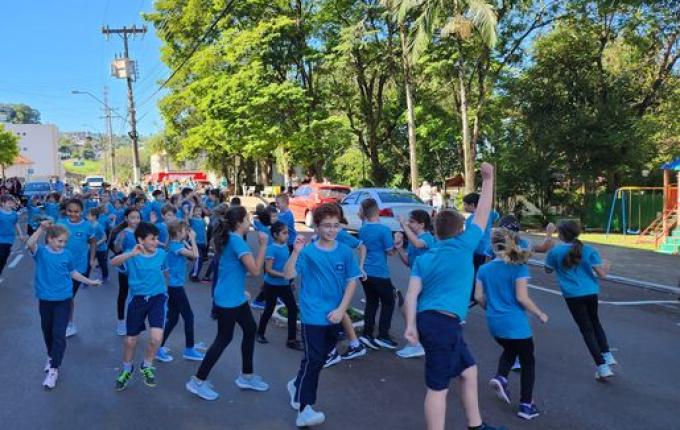 Escola Porto Novo realiza apresentação no centro de Itapiranga