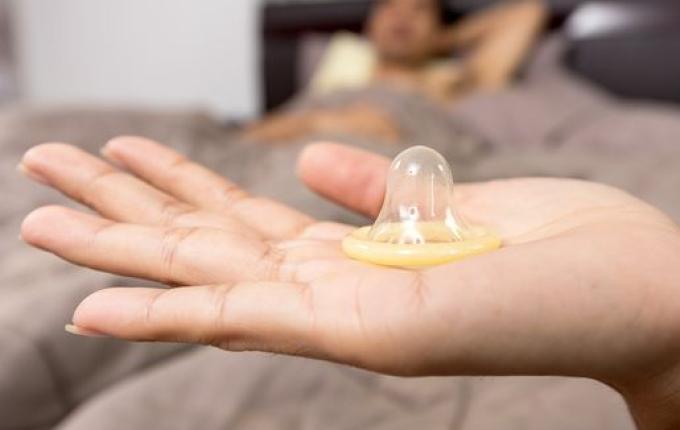 Homem transmite HIV para a namorada após esconder infecção por 6 meses