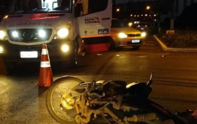 Mulher morre em colisão entre carro e moto em Chapecó