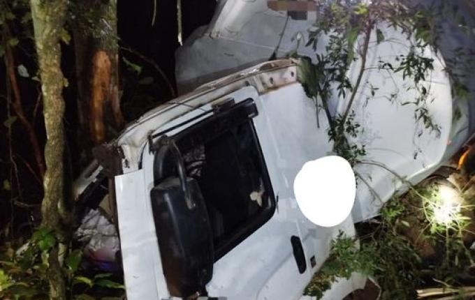 Caminhão carregado com ração capota e motorista morre na BR-282, em Iraceminha