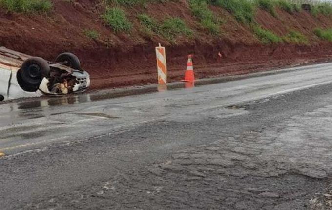 Carro é encontrado capotado e abandonado na BR-163 em Guarujá do Sul