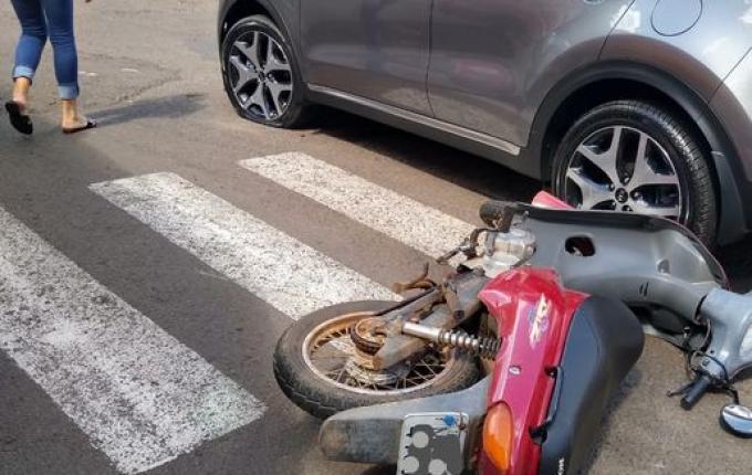 Mulher fica ferida em acidente de moto