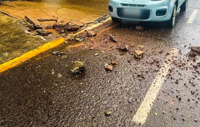 Raio cai ao lado da prefeitura de Belmonte e danifica objetos elétricos e eletrônicos