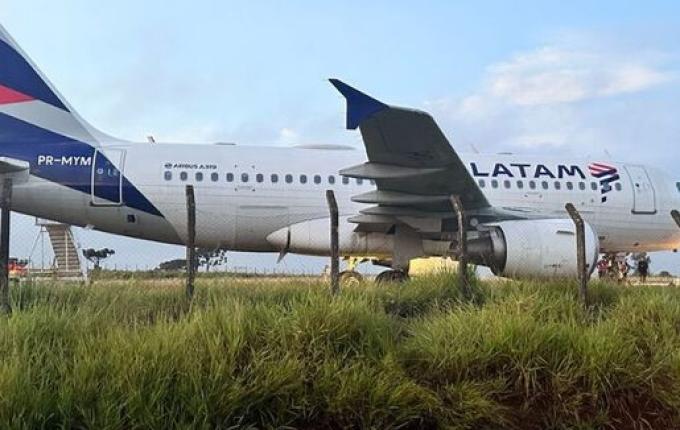 Aeroporto de Chapecó amanhece fechado após avião sair da pista e parar no gramado