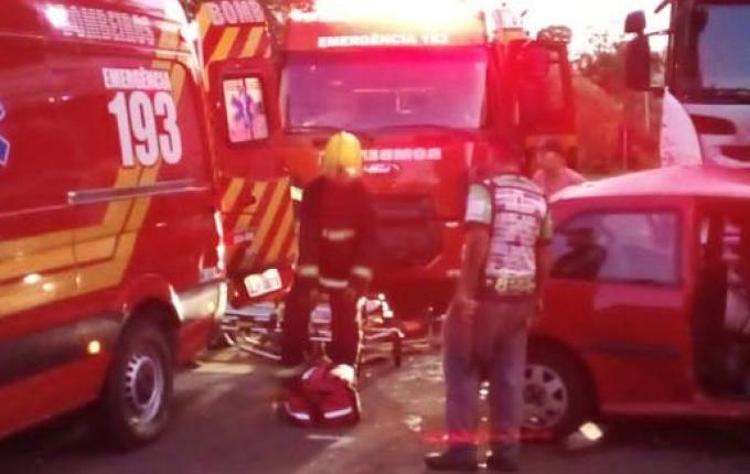 Colisão entre carro e carreta é registrada na SC 496, em Santa Helena