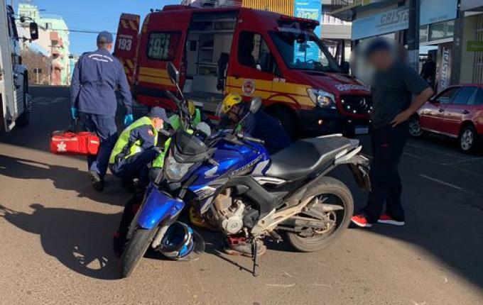 Colisão entre picape e moto deixa homem ferido no centro de SMOeste