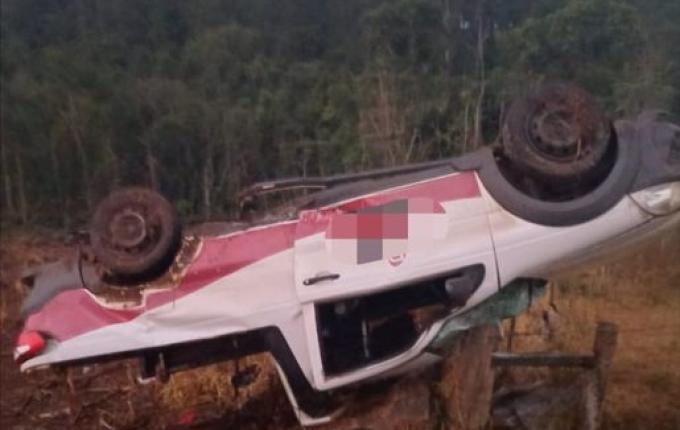 Motorista fica ferido em capotamento, em Palmitos