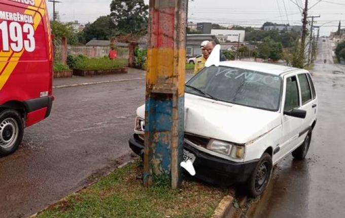Condutor colide carro em poste no centro de Campo Erê